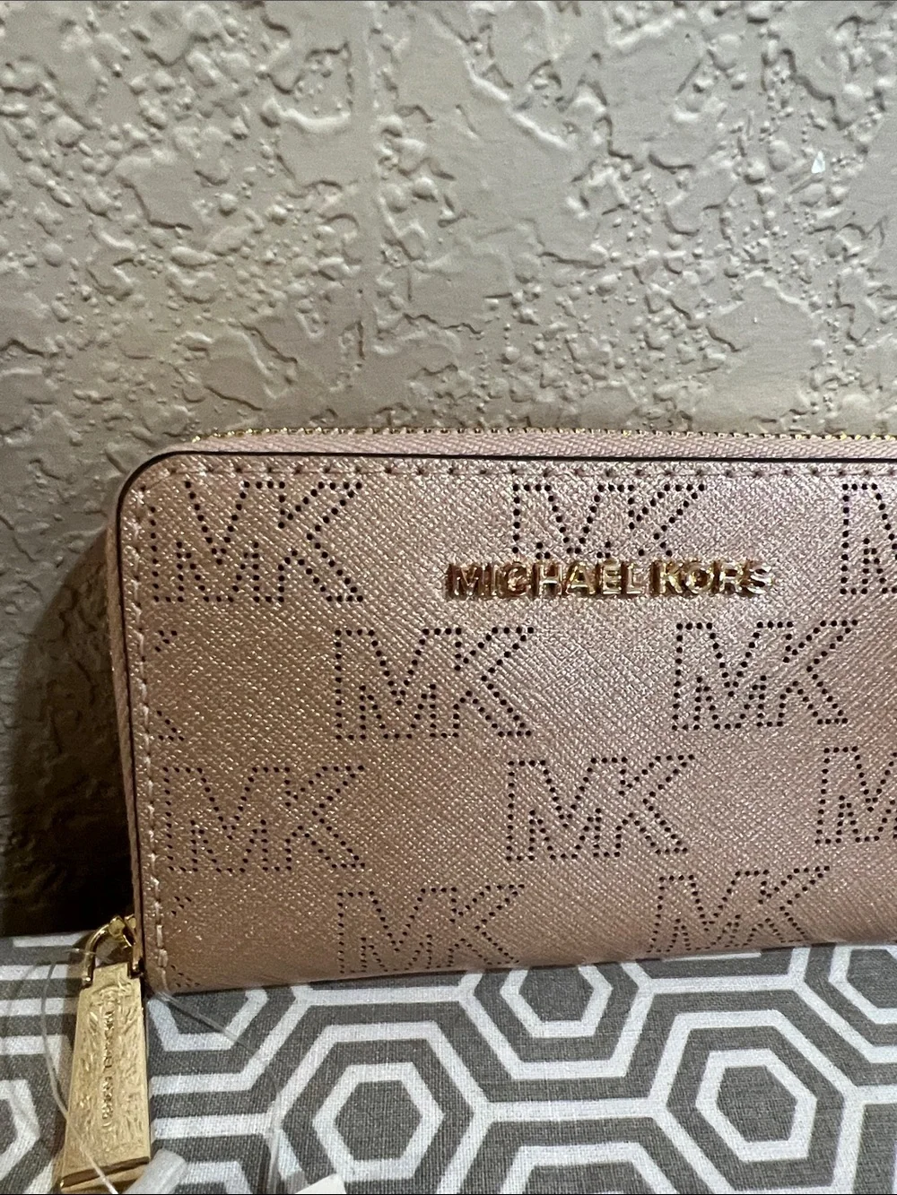 Michael Kors compact zip